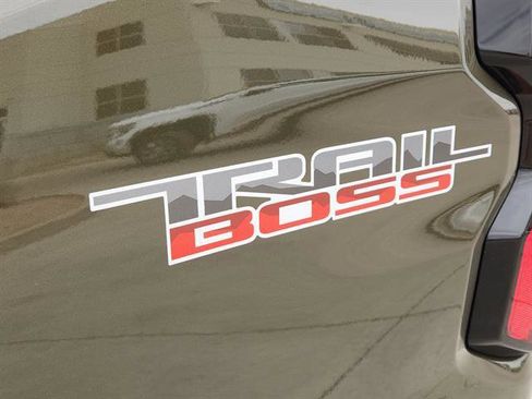 Used 2024 Chevrolet Colorado Trail Boss w/ Technology Package image 5