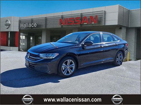 Used 2024 Volkswagen Jetta SE image 1