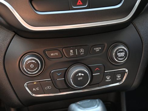 Used 2020 Jeep Cherokee Trailhawk AWD/4WD image 20