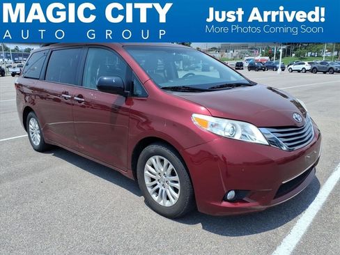 Used 2017 Toyota Sienna XLE Premium FWD image 1