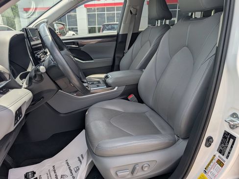 Used 2021 Toyota Highlander Limited FWD image 11