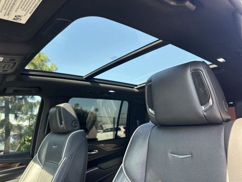 Used 2023 Cadillac Escalade ESV Premium Luxury image 31