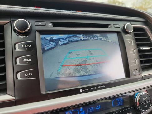 Used 2017 Toyota Highlander XLE image 18