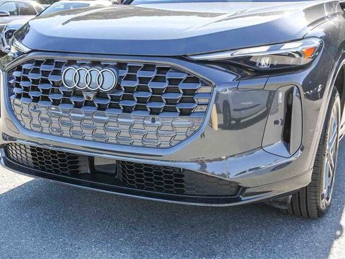 Used 2025 Audi Q5 Premium w/ Convenience Package image 8