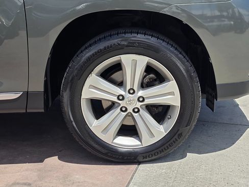 Used 2012 Toyota Highlander Limited w/ Tow Pkg FWD image 9