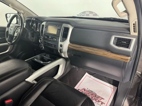 Used 2017 Nissan Titan SL image 12