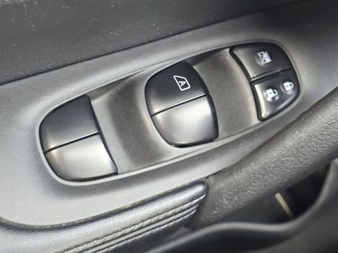 Used 2019 Nissan Rogue SV image 13