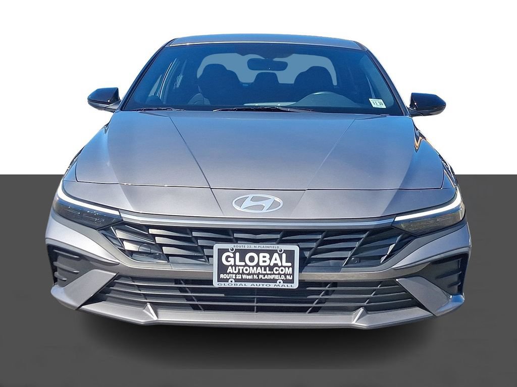 Used 2025 Hyundai Elantra SEL w/ Cargo Package FWD image 2