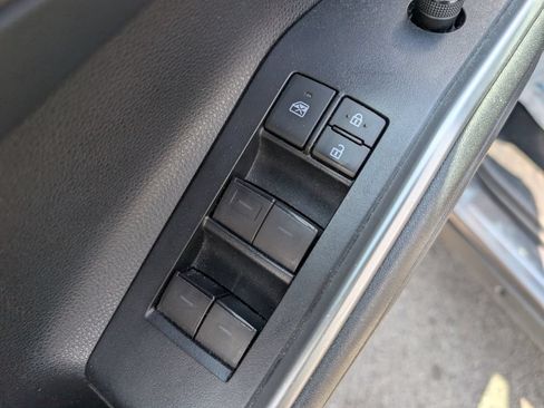 Used 2021 Toyota Highlander XLE AWD/4WD image 16