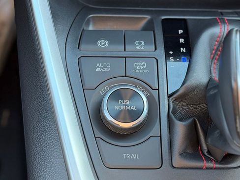 Used 2022 Toyota RAV4 SE w/ Weather & Moonroof Package image 20