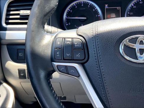 Used 2018 Toyota Highlander XLE AWD/4WD image 24