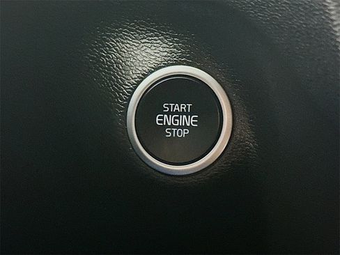 Used 2022 Volvo XC40 T4 Momentum image 27