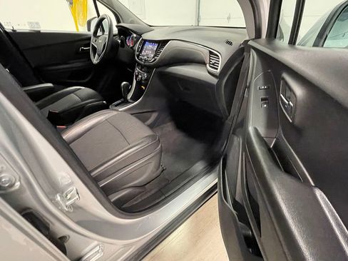Used 2022 Chevrolet Trax LT w/ LT Convenience Package image 23