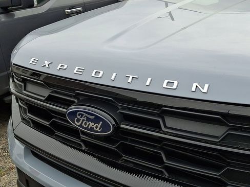 Used 2025 Ford Expedition Active AWD/4WD image 11
