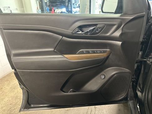 Used 2023 GMC Acadia SLE w/ Driver Convenience Package FWD image 9
