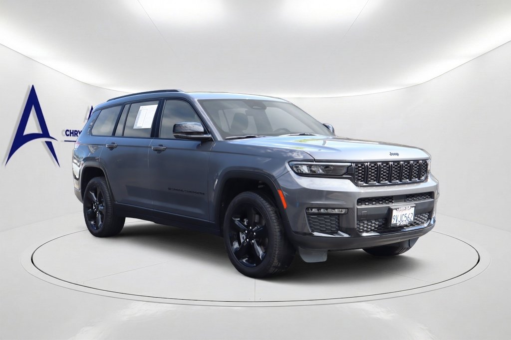 Used 2025 Jeep Grand Cherokee L Limited w/ Black Appearance Package AWD/4WD image 3