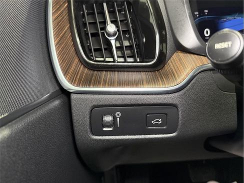 Used 2022 Volvo XC60 B5 Momentum image 37