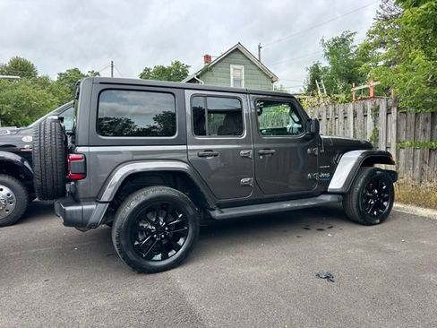 Used 2022 Jeep Wrangler Unlimited Sahara w/ Cold Weather Group AWD/4WD image 18