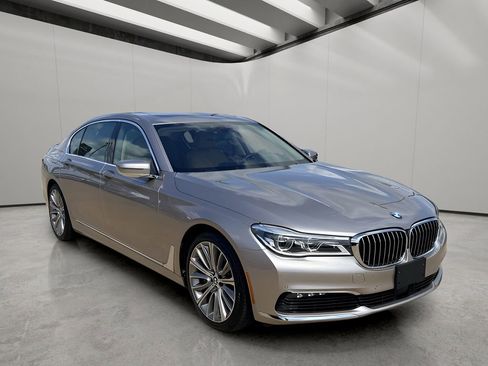 Used 2018 BMW 750i RWD image 8