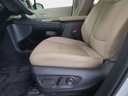 Used 2024 Toyota Sienna XLE image 28