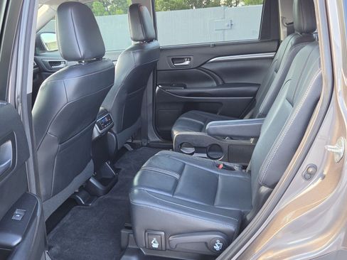 Used 2017 Toyota Highlander SE AWD/4WD image 14
