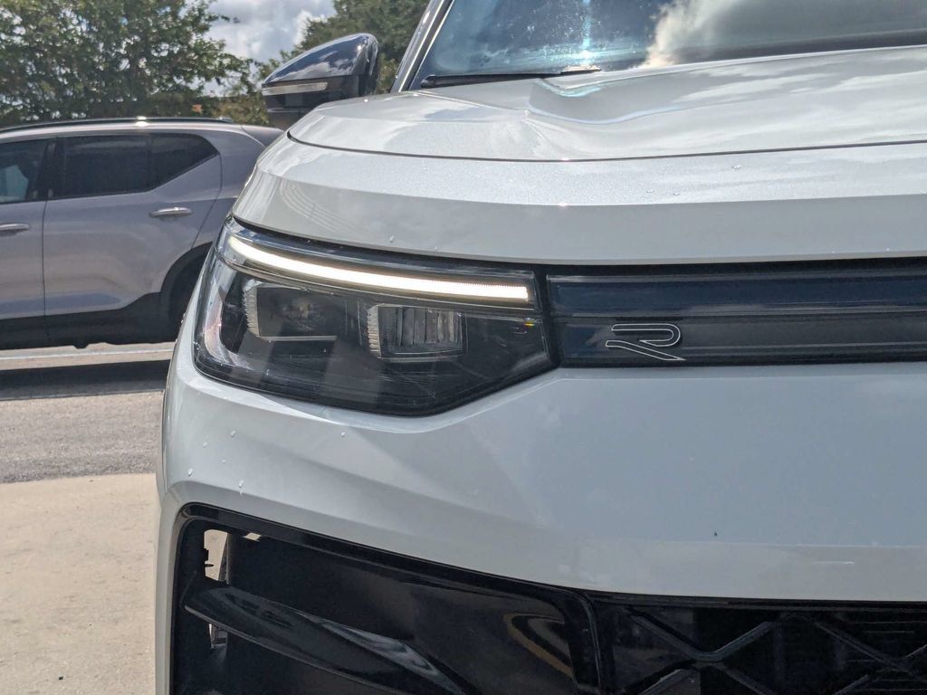 Certified 2025 Volkswagen Tiguan SE R-Line AWD/4WD image 10