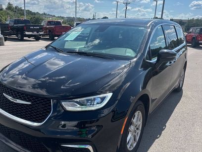 Used 2024 Chrysler Pacifica Touring-L