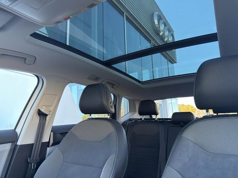 Used 2022 Volkswagen Taos SE w/ Panoramic Sunroof Package image 28