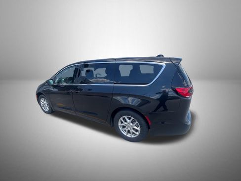Used 2023 Chrysler Pacifica Touring-L FWD image 6