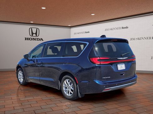 Used 2023 Chrysler Pacifica Touring-L FWD image 12