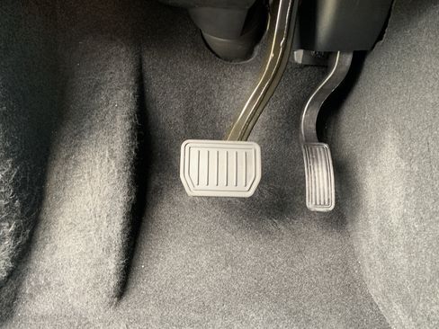 Used 2025 Tesla Model Y Long Range RWD image 9