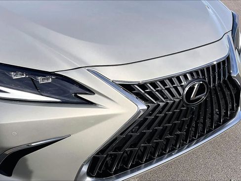 Used 2025 Lexus ES 300h w/ Accessory Package (Z2) FWD image 28