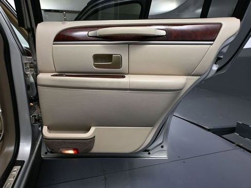 Used 2004 Lincoln Town Car Ultimate RWD image 33