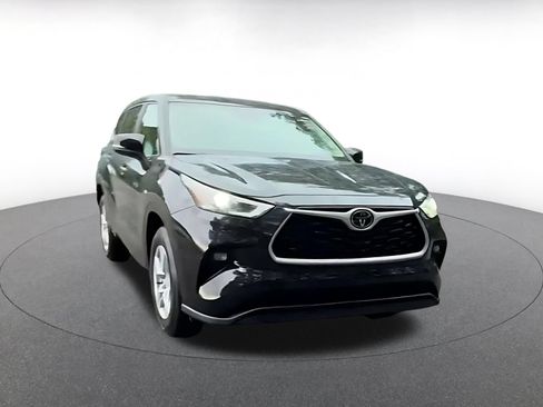 Used 2025 Toyota Highlander LE FWD image 3