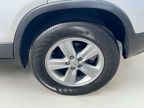 Used 2020 Chevrolet Trax LT w/ LT Convenience Package AWD/4WD image 28