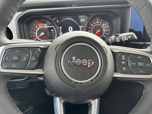 Used 2025 Jeep Wrangler Unlimited Sahara AWD/4WD image 27