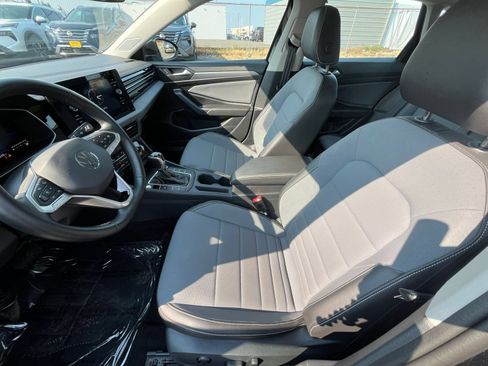 Used 2025 Volkswagen Jetta SE FWD image 28
