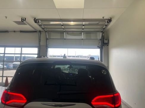 Used 2017 Chrysler Pacifica Touring-L FWD image 8
