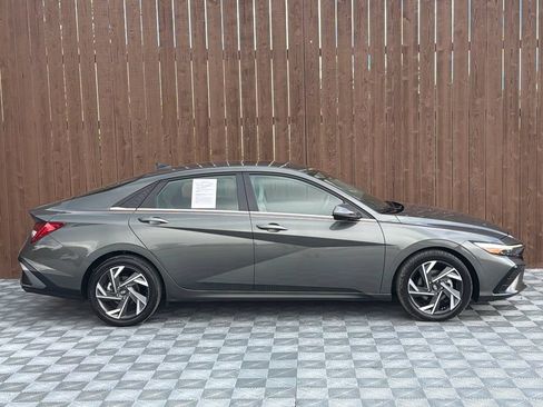 Used 2025 Hyundai Elantra Limited FWD image 14