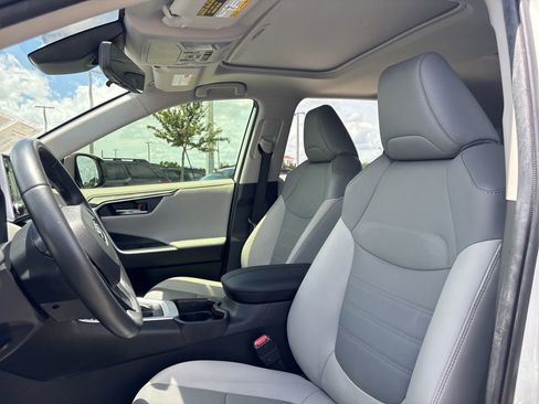 Used 2020 Toyota RAV4 Limited FWD image 13