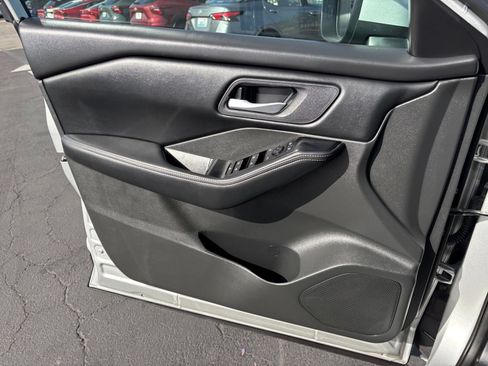 Used 2025 Nissan Rogue SV FWD image 18