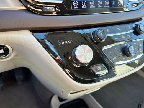 Used 2018 Chrysler Pacifica Touring-L image 35