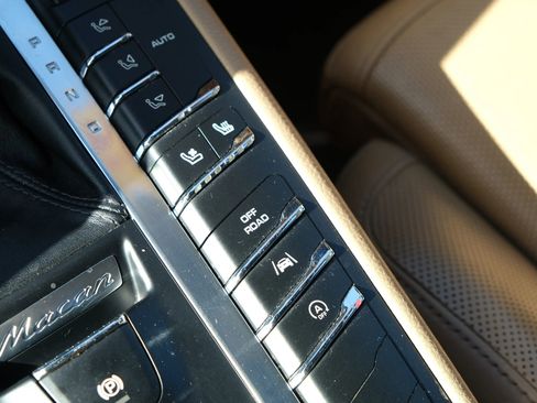 Used 2017 Porsche Macan image 36