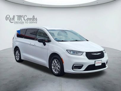 Used 2025 Chrysler Pacifica Select