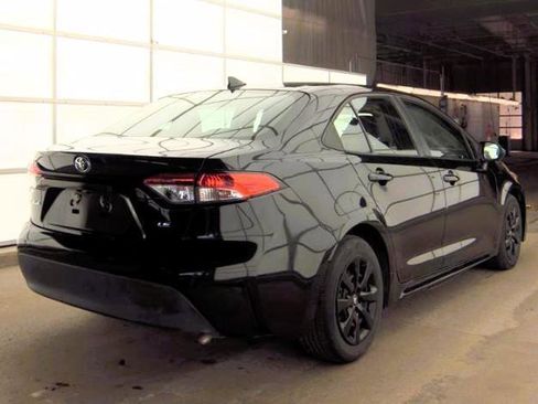 Used 2021 Toyota Corolla LE FWD image 3