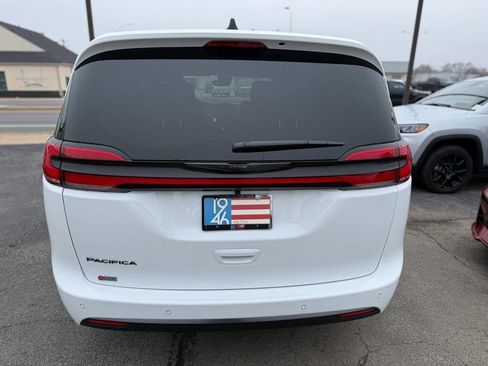 New 2026 Chrysler Pacifica Select image 14