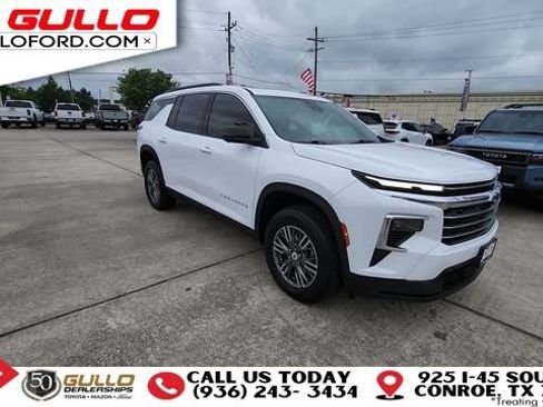 Used 2024 Chevrolet Traverse LT FWD image 2