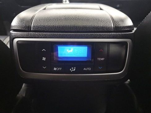 Used 2017 Toyota Highlander SE image 32