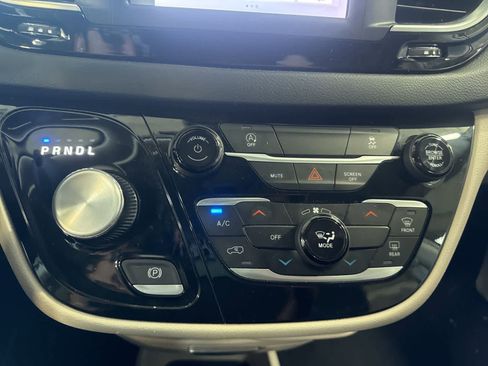 Used 2023 Chrysler Voyager LX image 25