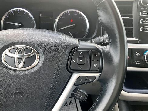 Used 2017 Toyota Highlander XLE AWD/4WD image 18